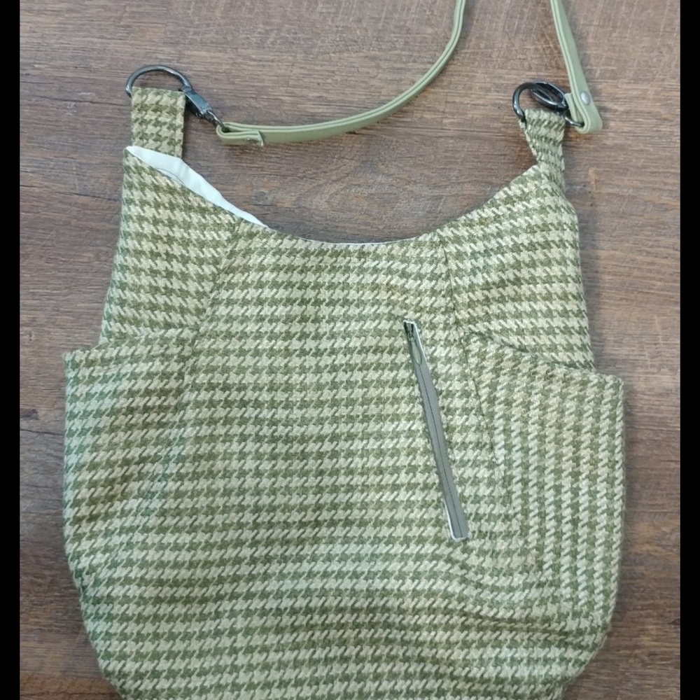 Green/gold hounds tooth purse